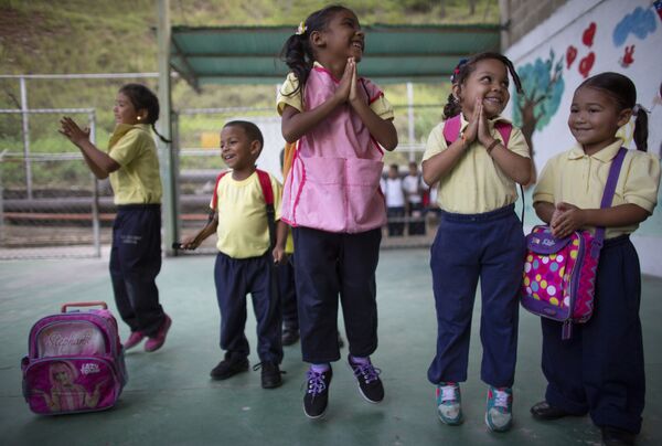 Elevi dintr-o școală din Caracas, octombrie 2019. - Sputnik Moldova