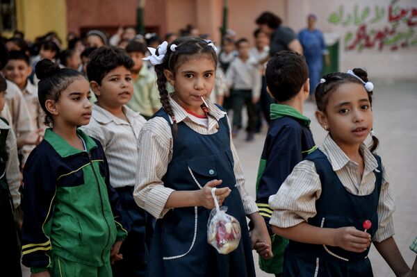 Elevii se aliniază în curtea școlii Mahaba din Ezbet al-Nakhl, un orășel din nordul capitalei egiptene Cairo, octombrie 2018. - Sputnik Moldova