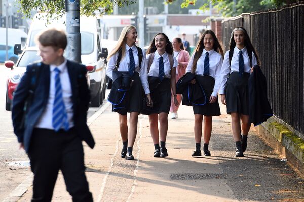 Elevii se întorc de la o școală secundară din Glasgow, Scoția, Marea Britanie, august 2020 - Sputnik Moldova