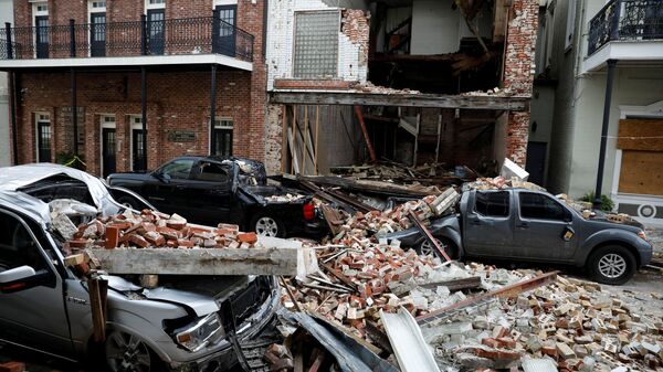 Разрушенный фасад здания после прохождения урагана Ида в штате Луизиана  - Sputnik Moldova-România