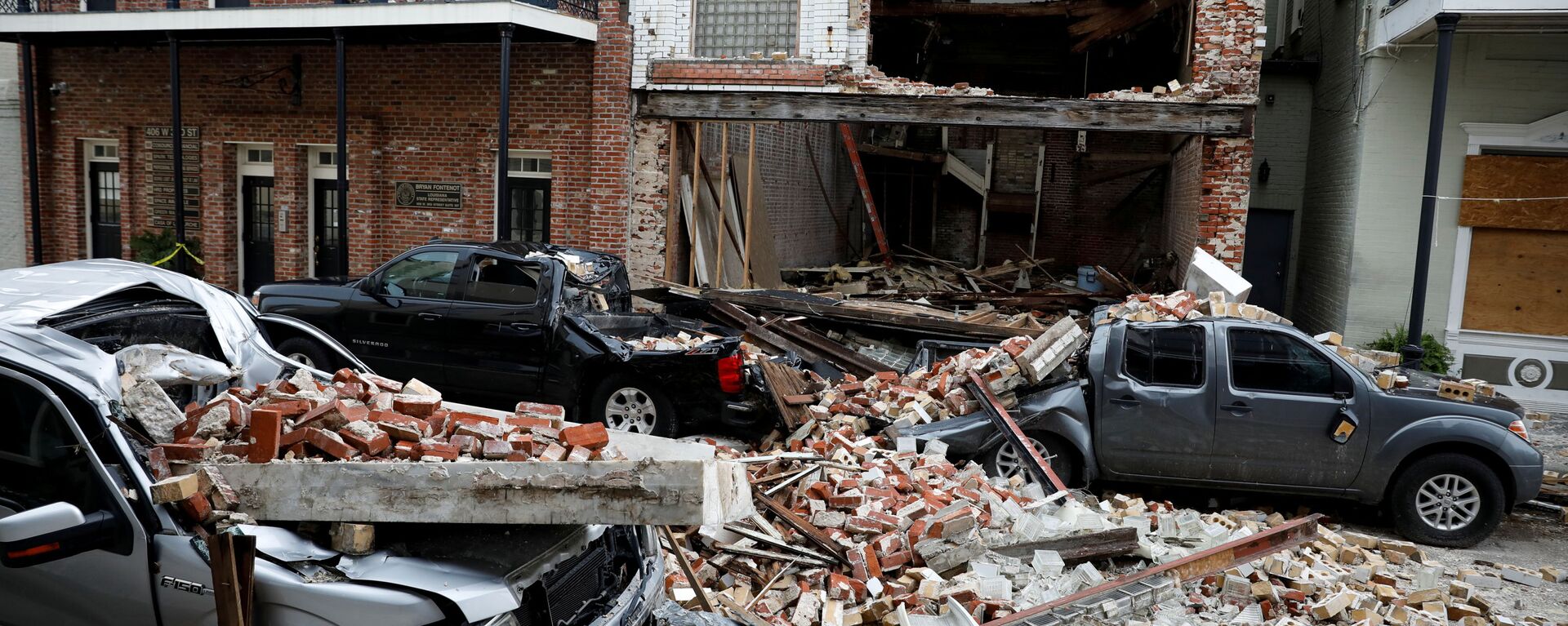 Разрушенный фасад здания после прохождения урагана Ида в штате Луизиана  - Sputnik Moldova-România, 1920, 02.09.2021