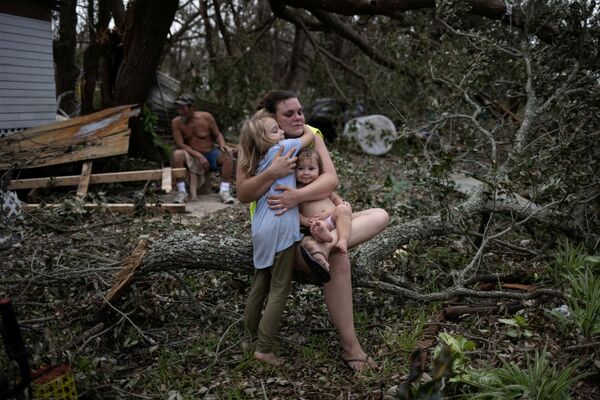 Семья у разрушенного дома после прохождения урагана Ида в штате Луизиана  - Sputnik Moldova-România