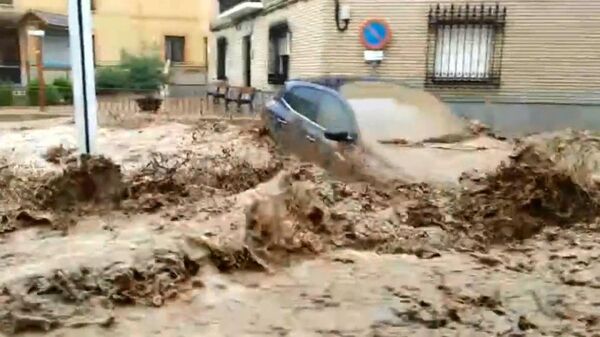 Spain: Street turns into river as flash floods wreak havoc in Toledo - Sputnik Молдова