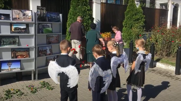 Возложение цветов к посольству России в годовщину теракта в Беслане - Sputnik Молдова
