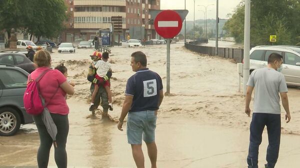 Spain: Emergency workers rescue stranded motorists amid severe Toledo flooding - Sputnik Moldova
