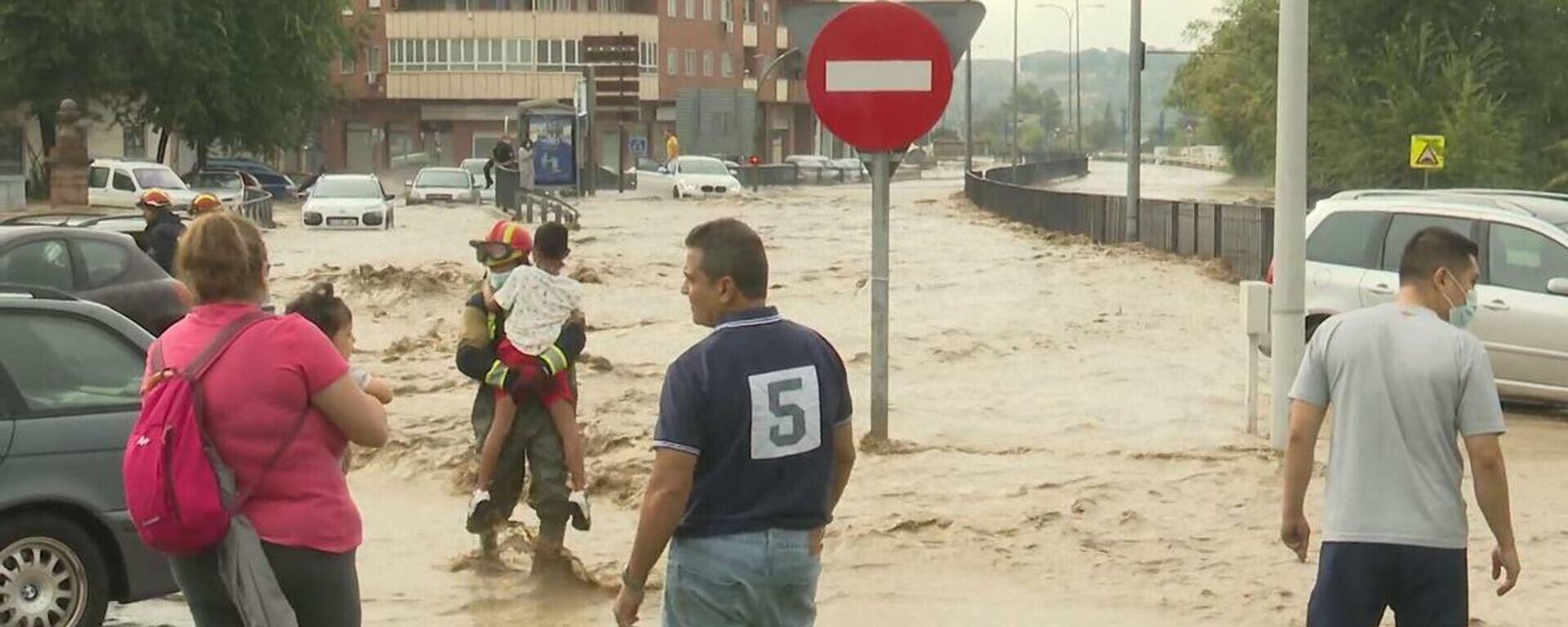 Spain: Emergency workers rescue stranded motorists amid severe Toledo flooding - Sputnik Moldova-România, 1920, 03.09.2021