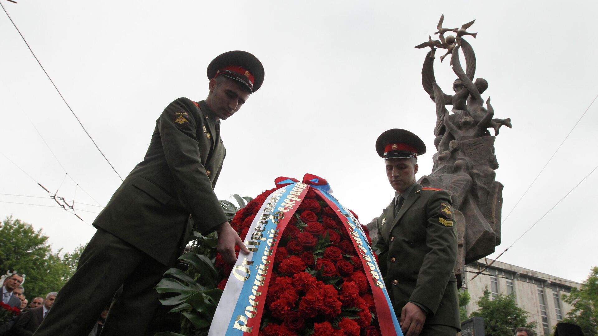 День памяти трагедии в крокусе. Памятник жертвам теракта в Беслане. Памятник жертвам Беслана в Москве. Памятник жертвам теракта река памяти Минск. Памятник жертвам теракта в 2003 год Кисловодск.