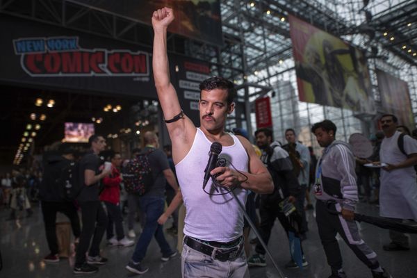 Участник, одетый как Фредди Меркьюри, позирует во время New York Comic Con. - Sputnik Молдова