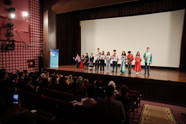 Зрителей, собравшихся в зале, приветствовали на трех языках дети в национальных костюмах с флажками Молдовы, России и Греции. - Sputnik Молдова