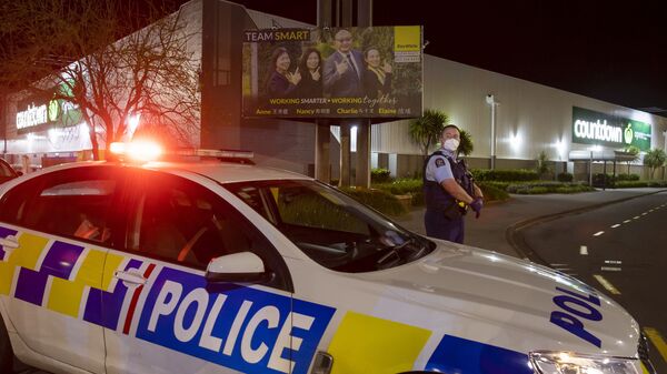 Полиция работает у торгового центра в Окленде, Новая Зеландия, где злоумышленник ранил несколько посетителей супермаркета - Sputnik Молдова