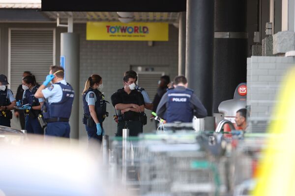 Полиция у торгового центра в Окленде, Новая Зеландия. Глава правительства назвала нападение терактом. - Sputnik Молдова