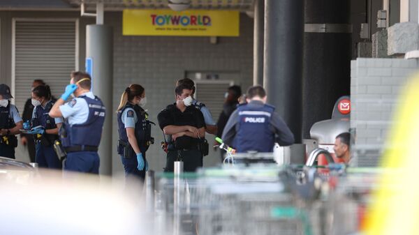 Полиция работает у торгового центра в Окленде, Новая Зеландия, где злоумышленник ранил несколько посетителей супермаркета - Sputnik Moldova-România