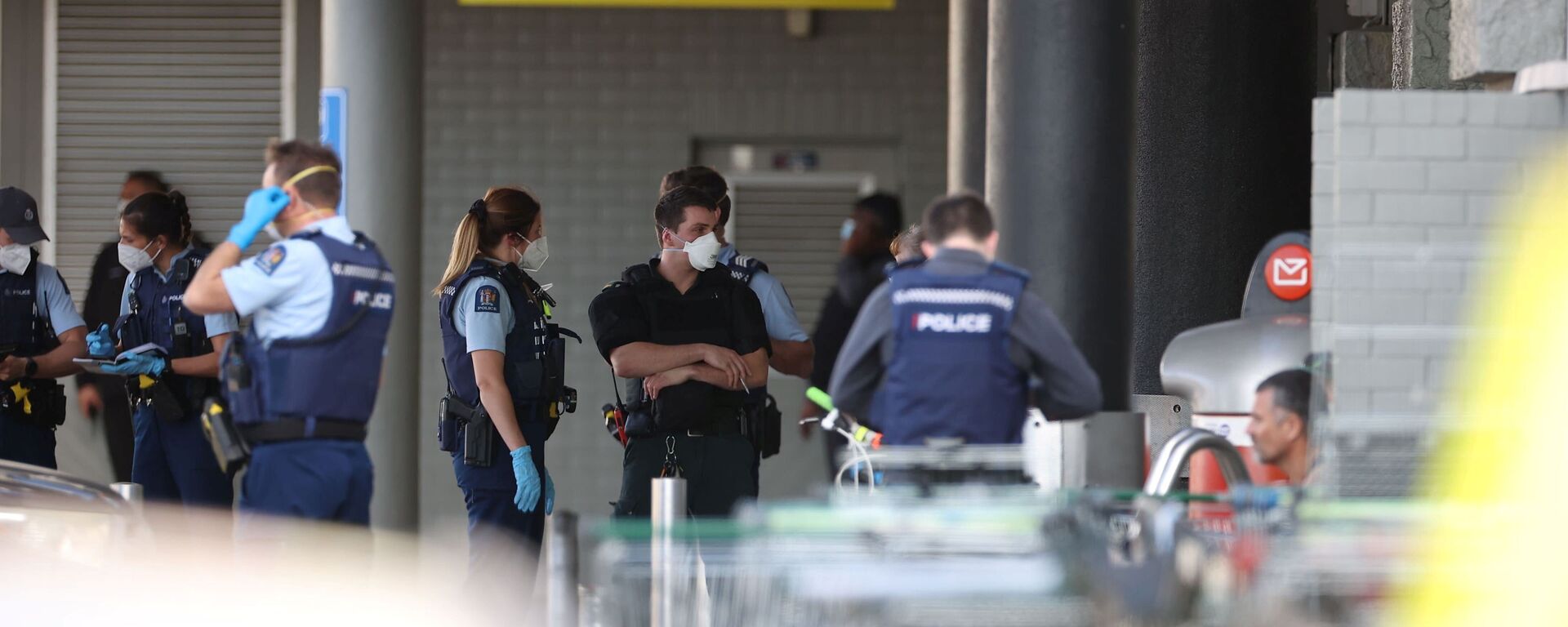 Полиция работает у торгового центра в Окленде, Новая Зеландия, где злоумышленник ранил несколько посетителей супермаркета - Sputnik Moldova-România, 1920, 20.09.2021