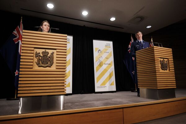 Премьер-министр Новой Зеландии Джасинда Ардерн и комиссар полиции Эндрю Костер во время пресс-конференции по поводу нападения в супермаркете в Окленде. - Sputnik Молдова