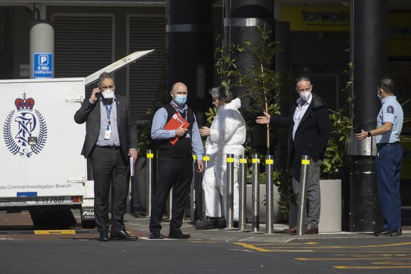 Полиция и судебно-медицинский персонал работают у торгового центра в Окленде, Новая Зеландия, где злоумышленник ранил несколько посетителей супермаркета. - Sputnik Молдова