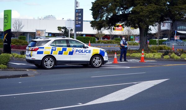 Полиция работает у торгового центра в Окленде, Новая Зеландия, где злоумышленник ранил несколько посетителей супермаркета. - Sputnik Молдова