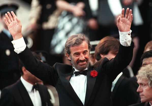 Жан-Поль Бельмондо  приветствует публику 16 мая 1988 года во время Каннского кинофестиваля.  - Sputnik Молдова