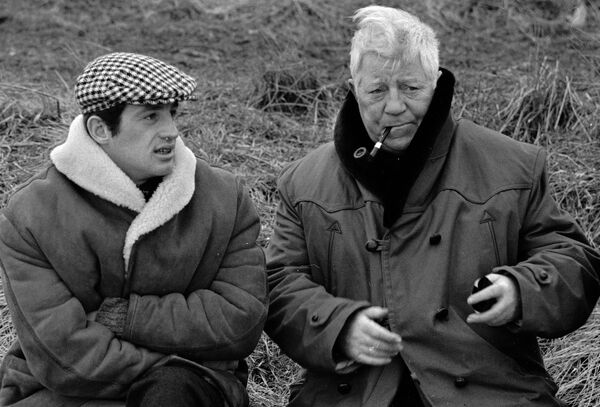 Актеры Жан Габен (справа) и Жан-Поль Бельмондо в кадре из фильма &quot;Обезьяна зимой&quot; 26 января 1962 года в Нормандии. - Sputnik Молдова