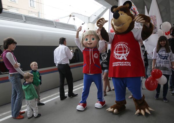Întâlnirea mascotelor oficiale ale Jocurilor Mondiale de Arte Marțiale 2013 - Masha și Ursul la Gara Moscovei din Sankt Petersburg - Sputnik Moldova-România