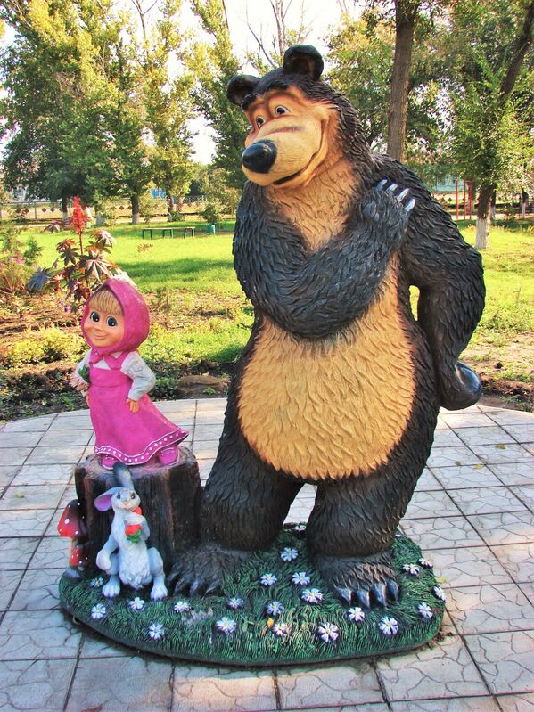 O sculptură a personajelor principale din seria animată Masha și Ursul din Yelan (Regiunea Volgograd). - Sputnik Moldova-România