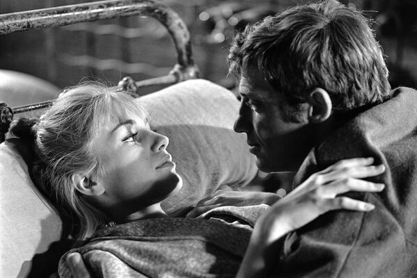 Jean-Paul Belmondo și Catherine Spaak joacă în filmul lui Henri Verney Week-end la Zuydcoote (1964). - Sputnik Moldova