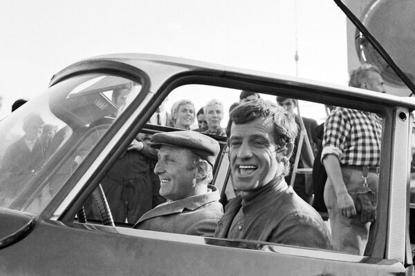 Jean-Paul Belmondo (dreapta), una dintre viitoarele vedete de film franceze, și colegul său mai mare Bourvil joacă în „Creierul (Le cerveau),” în regia Gérard Oury în iulie 1968 în Le Havre. - Sputnik Moldova