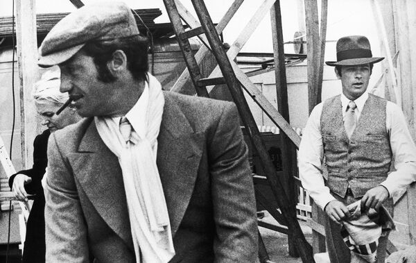 Stelele cinematografiei mondiale Jean-Paul Belmondo și Alain Delon pe platoul filmului lui Jacques Deray „Borsalino” în 1969 la Marsilia, Franța. - Sputnik Moldova