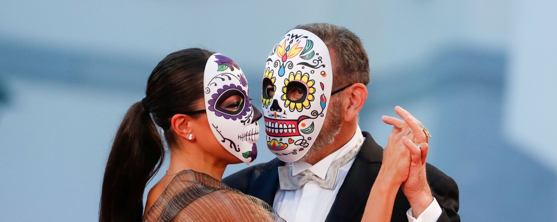 Актер Эрнан Мендоса с партнершей в масках на 78-м Венецианском международном кинофестивале - Sputnik Молдова, 1920, 07.09.2021
