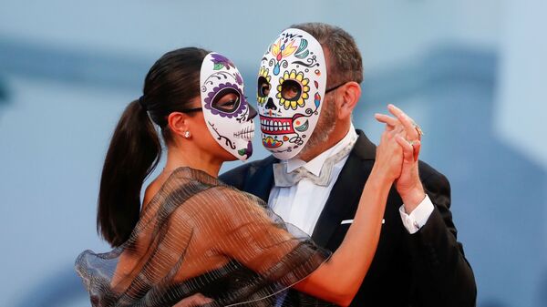 Актер Эрнан Мендоса с партнершей в масках на 78-м Венецианском международном кинофестивале - Sputnik Молдова