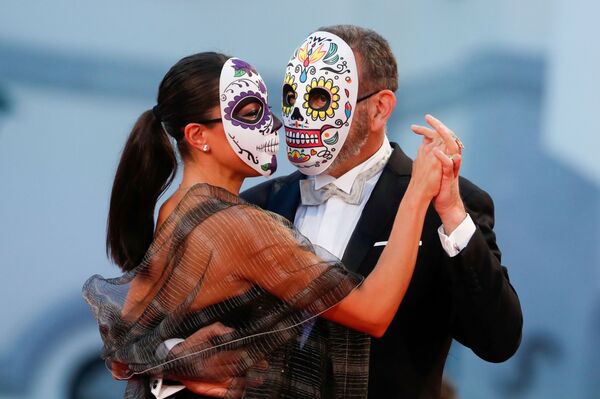 Мексиканский актер Эрнан Мендоса и его спутница в традиционных мексиканских масках. - Sputnik Молдова