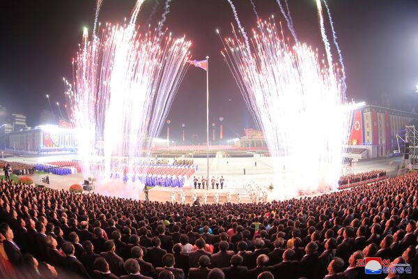 Focurile de artificii se declanșează în timpul unei defilări paramilitare organizate pentru a marca cea de-a 73-a aniversare fondatoare a republicii în piața Kim Il Sung din Phenian - Sputnik Moldova-România