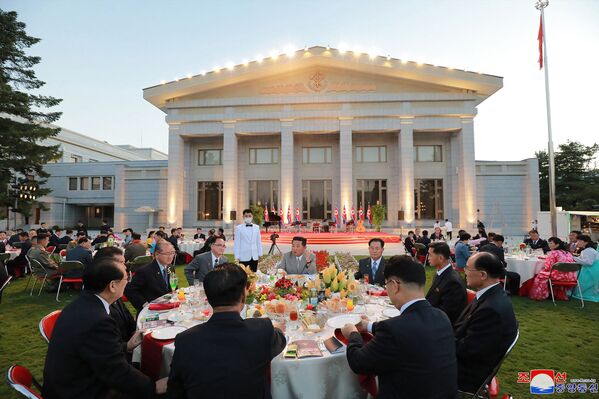 Această fotografie făcută la 8 septembrie 2021 și lansată de agenția oficială coreeană de știri din Coreea de Nord (KCNA) la 9 septembrie 2021 arată liderul nord-coreean Kim Jong Un (C) participând la serbări pentru a marca cea de-a 73-a aniversare fondatoare a Coreei de Nord în Phenian. - Sputnik Moldova-România