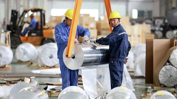 Рабочие упаковывают листовой алюминий на заводе в Хуайбэе в восточной провинции Китая Аньхой - Sputnik Moldova
