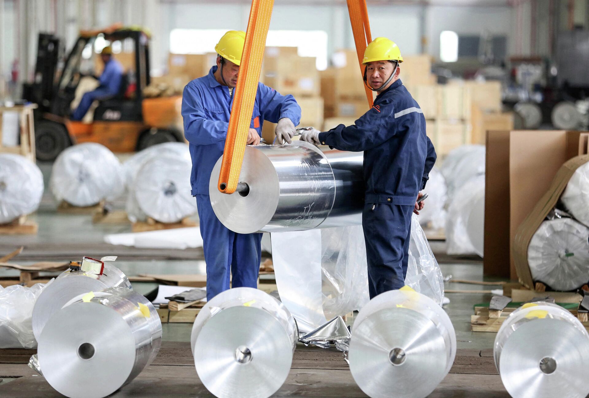 Рабочие упаковывают листовой алюминий на заводе в Хуайбэе в восточной провинции Китая Аньхой - Sputnik Молдова, 1920, 10.09.2021
