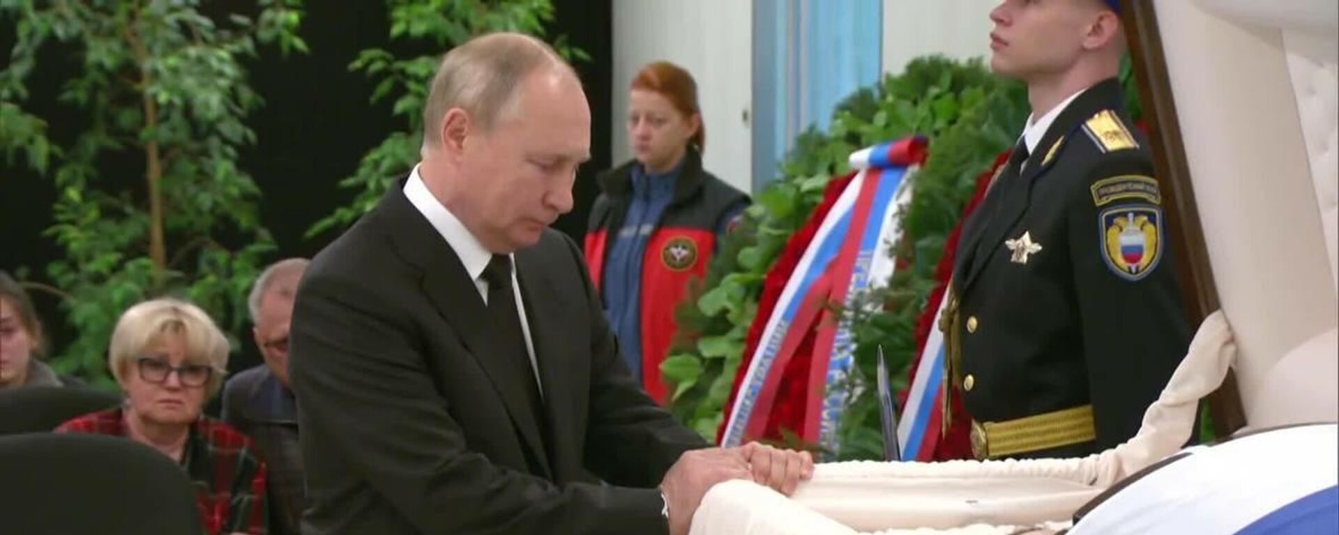 Russia: Putin pays last respects to emergencies minister in Moscow - Sputnik Moldova, 1920, 10.09.2021
