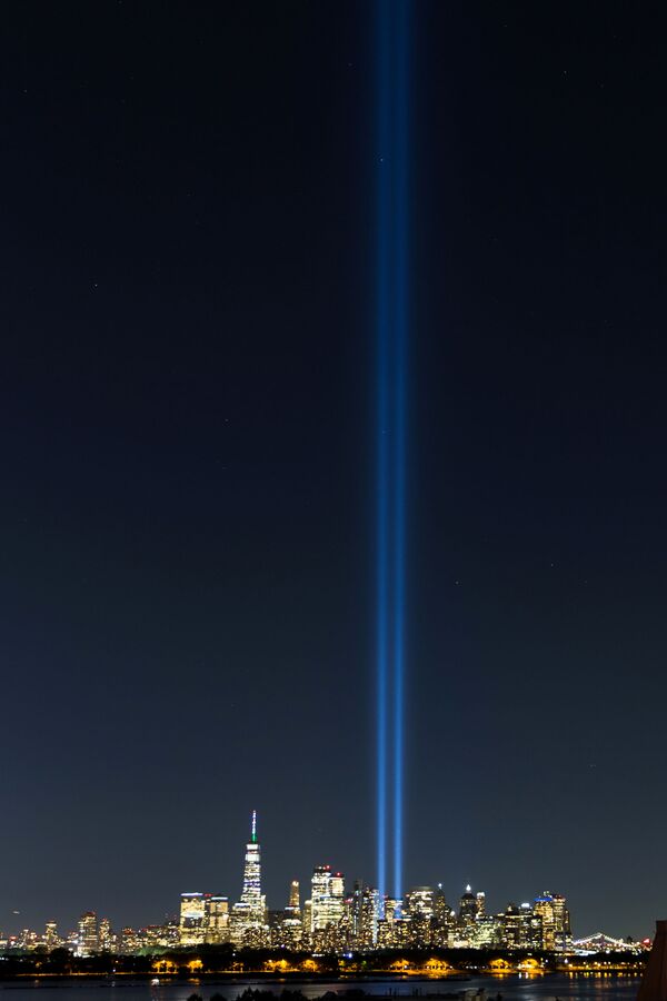 Instalația Tribute in Light luminează orizontul Manhattanului înainte de a 20-a aniversare a atacurilor din 11 septembrie, văzute din Jersey City, New Jersey, SUA, 10 septembrie 2021. - Sputnik Moldova