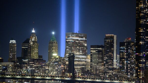 Столбы света в память о жертвах атаки на Всемирный торговый центр накануне 20-й годовщины терактов 11 сентября, Нью-Йорк, США - Sputnik Молдова