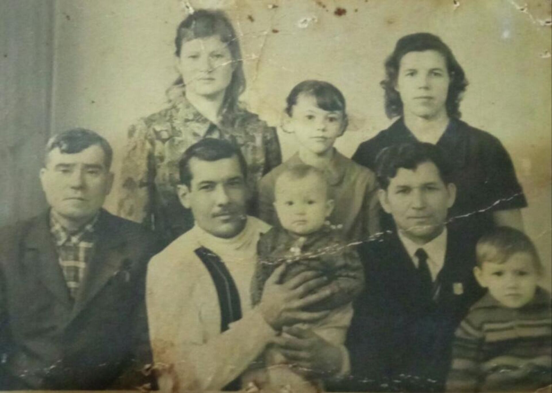 Иван Безусенко (крайний слева) в кругу семьи - Sputnik Молдова, 1920, 12.09.2021