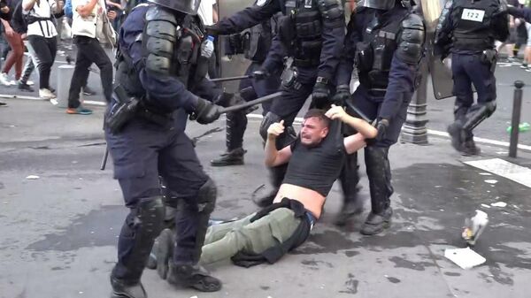 France: Police clash with anti-health pass protesters in Paris - Sputnik Moldova-România