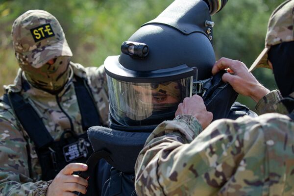 Ultimul element din costumul de protecție este o mască specială dotată cu sistem de ventilare. - Sputnik Moldova