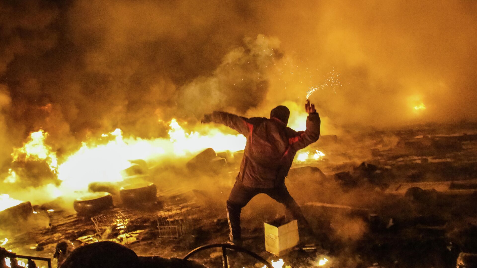Столкновения в центре Киева. 2014 год  - Sputnik Moldova, 1920, 13.09.2021