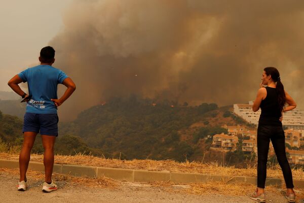 Localnicii privesc incendiu din muntele Bermeja mountain, Estepona, Spania. 9 septembrie 2021 - Sputnik Moldova-România