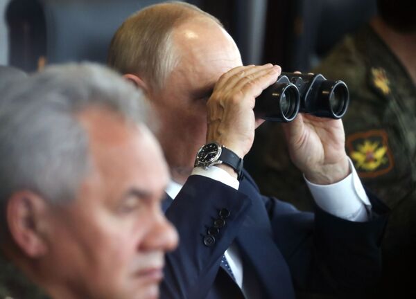 Președintele Rusiei, Vladimir Putin, în timpul etapei principale a exercițiilor militare „Vest 2021”, pe poligonul Mulino, regiunea Nijni Novgorod. - Sputnik Moldova-România