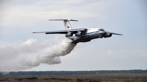Avionul Il-76 aruncă apă - Sputnik Moldova