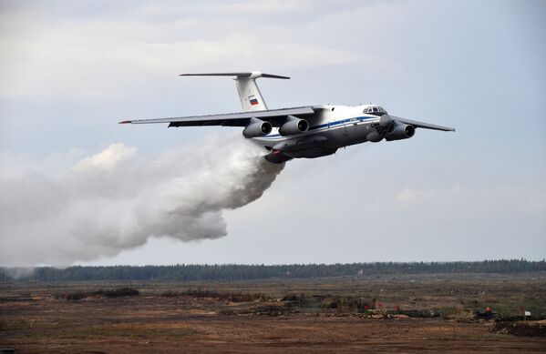 Avionul militar de transport Il-76TD aruncă apă în timpul etapei principale a exercițiilor militare „Vest 2021”, pe poligonul Mulino, regiunea Nijni Novgorod. - Sputnik Moldova-România