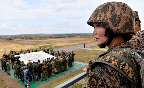 O reprezentantă a armatei Mongoliei în timpul etapei principale a exercițiilor militare „Vest 2021”, pe poligonul Mulino, regiunea Nijni Novgorod. - Sputnik Moldova-România