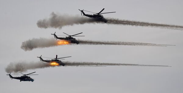 Elicopterele de asalt Mi-24 în timpul etapei principale a exercițiilor militare „Vest 2021”, pe poligonul Mulino, regiunea Nijni Novgorod. - Sputnik Moldova-România