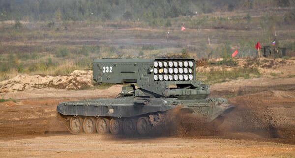 Sistemul de aruncare a flăcărilor TOS-1A “Solnțepiok”, în timpul etapei principale a exercițiilor militare „Vest 2021”, pe poligonul Mulino, regiunea Nijni Novgorod. - Sputnik Moldova-România