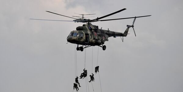 Militarii debarcă din elicopterul multirol Mi-8, în timpul etapei principale a exercițiilor militare „Vest 2021”, pe poligonul Mulino, regiunea Nijni Novgorod. - Sputnik Moldova-România