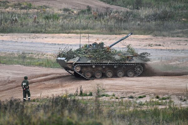 Mașina de luptă a desantului BMD-4 în cadrul exercițiilor comune al unităților de gardă a formațiunii de desant și asalt din Pskov și ale forțelor armate ale Belarusului „Vest 2021”, pe poligonul “Strughi Krasnîe”, regiunea Pskov. - Sputnik Moldova-România